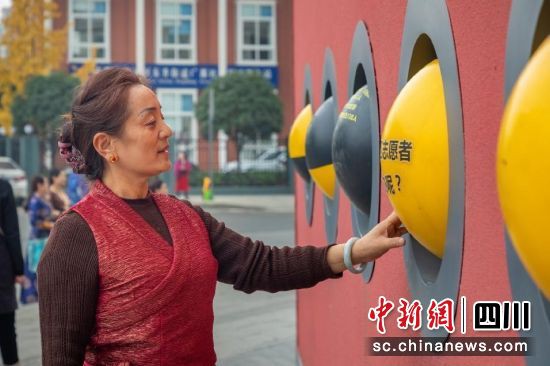 雙流區(qū)在少數(shù)民族聚居社區(qū)打造民族特色文化墻。雙流區(qū)供圖