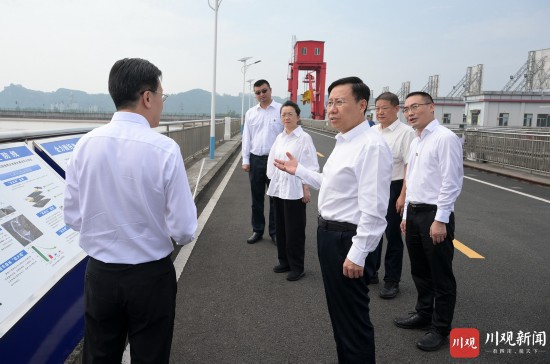 8月22日，省委書記王曉暉到樂山市沙灣區(qū)大渡河安谷水電站調(diào)研，實地察看大渡河水情水質(zhì)，了解長江上游生態(tài)環(huán)境保護、防汛救災(zāi)、電力迎峰度夏等工作落實情況。