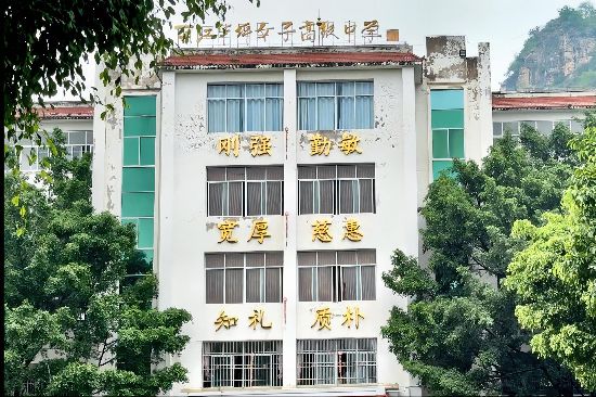 華坪女高教學樓。人民網記者 劉微攝