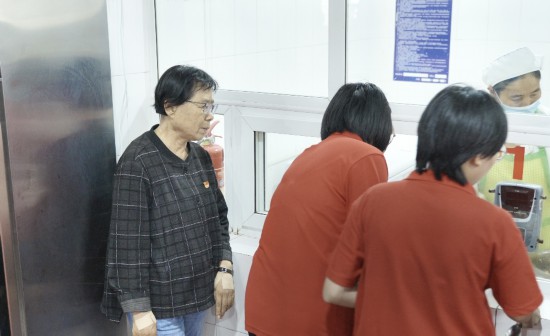 張桂梅在食堂關注學生用餐情況。人民網記者 莊志斌攝