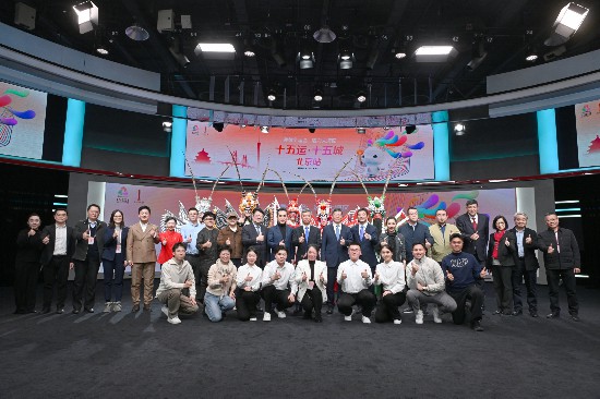 嘉賓在“十五運·十五城”北京站發布會合影留念。人民網記者 于凱攝