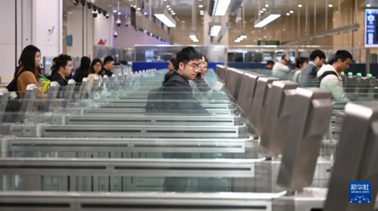 11月25日，在橫琴口岸自助查驗通道，旅客在自助過關(guān)。新華社記者 鄧華 攝
