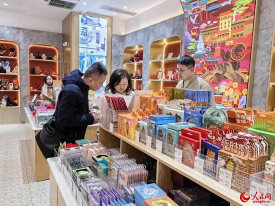 “晉禮城市會客廳”文創店內，顧客在精心挑選。人民網記者 武笑攝