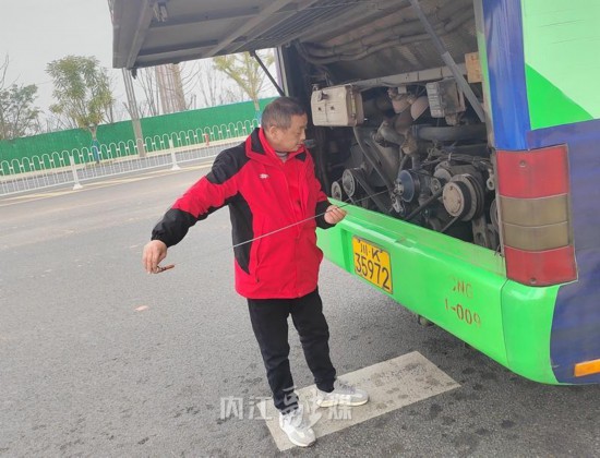 內江公交102路車長龍彥杰