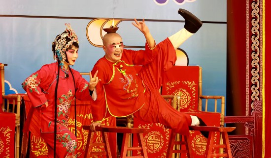 “三花”川劇團演員正在表演。韓超攝