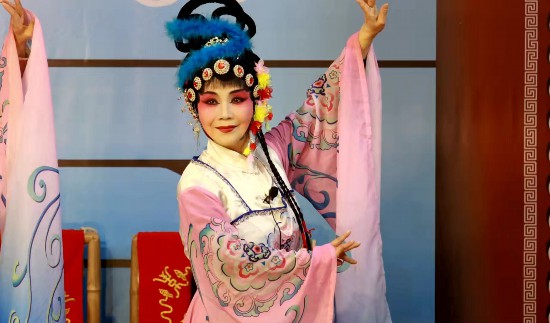 “三花”川劇團演員正在排練。韓超攝