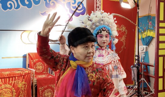 有女生拜王小娟為師，每周坐高鐵從重慶趕來，在劇場學習一個小時川劇后，再趕回學校上課。韓超攝