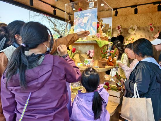 游客在國家植物園購買植物毛絨玩具。人民網記者 喬業瓊攝