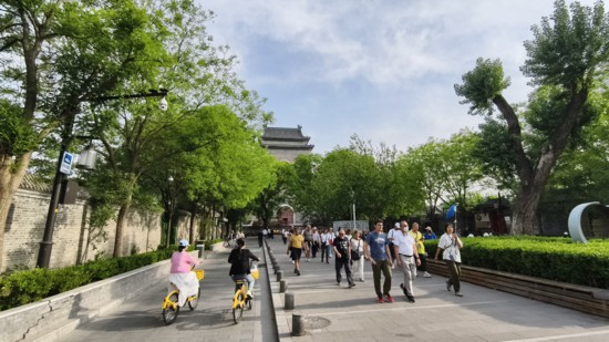外國游客游覽北京鼓樓。人民網(wǎng)記者 李楠樺攝